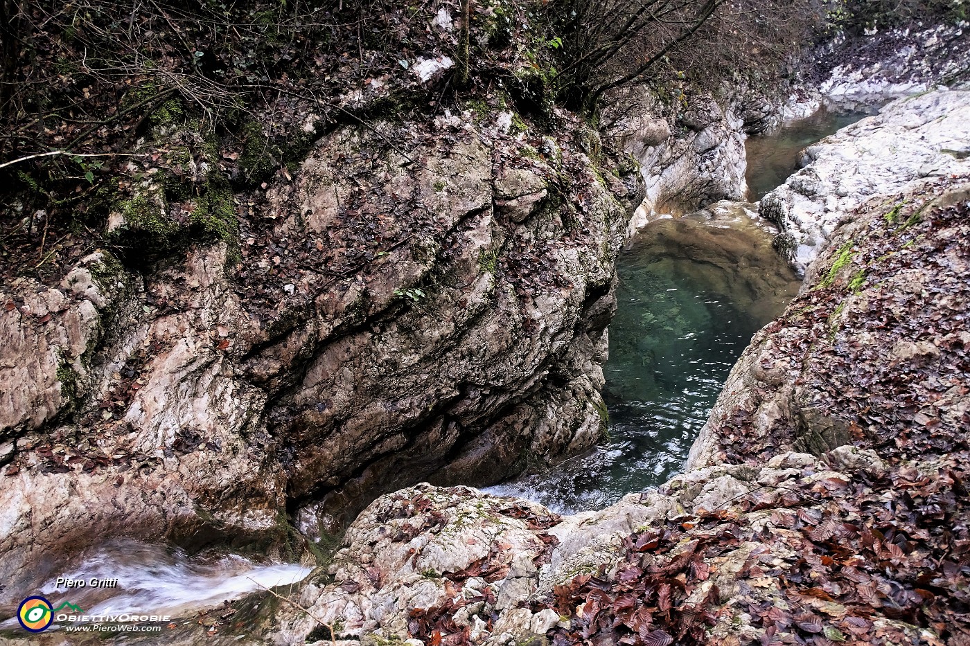 15 Il torrente forma belle cascatelle e pozze.JPG